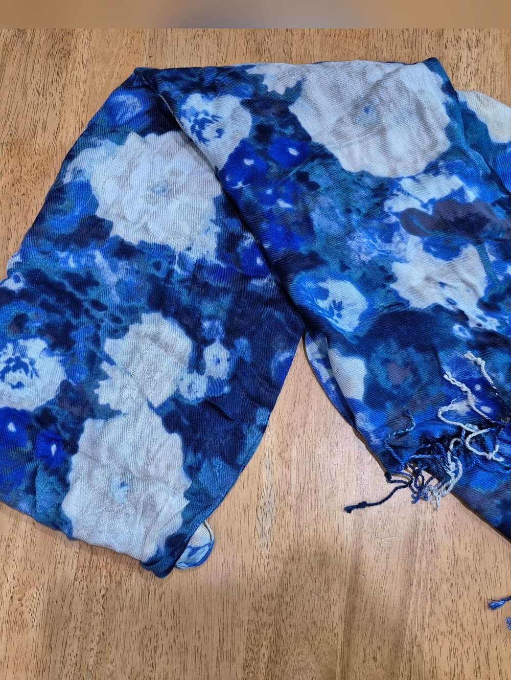 EUC VINTAGE blue And White Tassled Floral Scarf